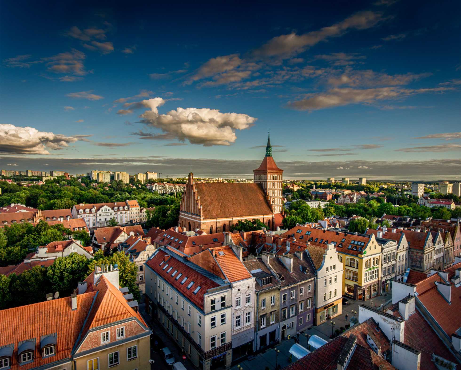 Widok katedry i budynków Olsztyna latem.